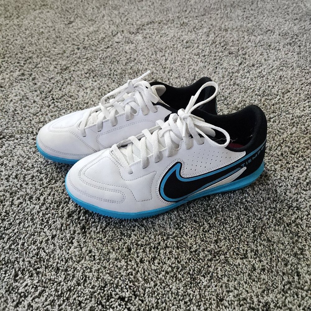 Nike Jr Legend 9 Club IC Low Top Soccer Shoes